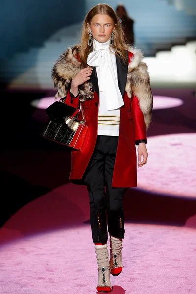 Look 16
